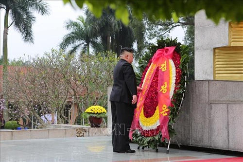 Chủ tịch Triều Tiên Kim Jong-un đặt vòng hoa tại Đài tưởng niệm các Anh hùng liệt sĩ. 